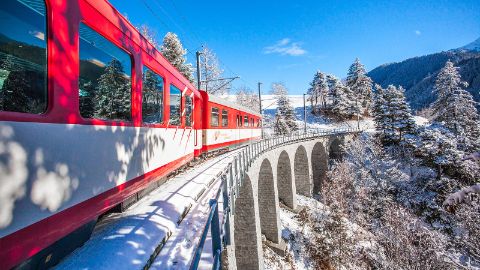 Die Matterhorn-Gotthard-Bahnlinie mit dem Viadukt Grengiols VS