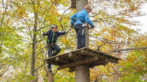 Zwei Jungen gesichert auf einem Podest im Seilpark Balmberg Zwei Jungen gesichert auf einem Podest im Seilpark Balmberg
