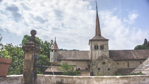 Le bourg clunisien de Romainmôtier est le point de départ de nombreuses excursions dans le Parc naturel régional Jura vaudois.