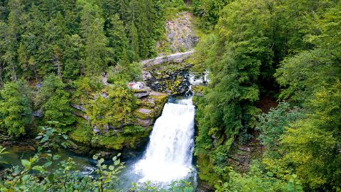 Der Saut du Doubs ist ein 27 Meter hoher Wasserfall des Flusses Doubs.