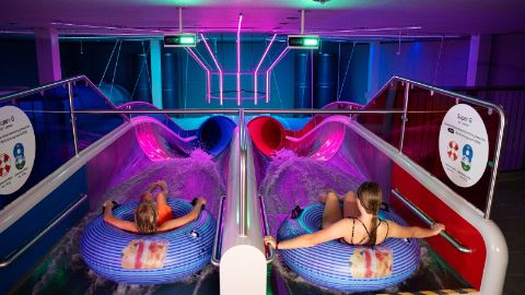 Frau und Kind machen sich auf grossen Reifen bereit zum Rutschen im Erlebnisbad im Säntispark