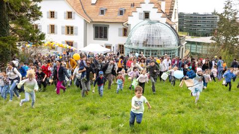 Viele rennende Kinder bei der Ostereierjagd in Murten