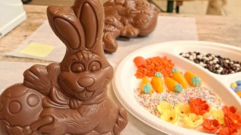 Osterhasen schminken in der Schokoladenwelt von Aeschbach Chocolatier