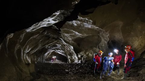 Escursione in famiglia nelle grotte di Hölloch nel Canton Svitto