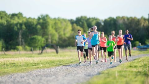 Corsa: bambini si allenano insieme in gruppo