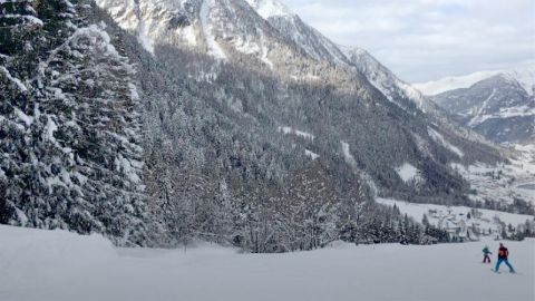 Ansicht des verschneiten Skigebietes Prato Levantina