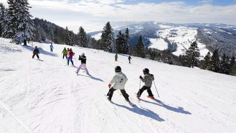 Eine Gruppe Kinder fahren Ski im Skigebiet Bugnenets-Savagnières bei Saint-Imier
