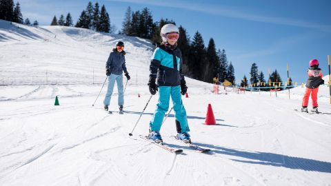 Kleine und grosse Skifahrer auf der Piste des Skigebietes Sattel-Hochstuckli