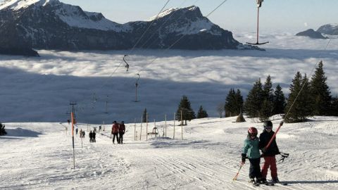 Ansicht des verschneiten Skigebietes Eggberge bei Altdorf mit Schlepplift