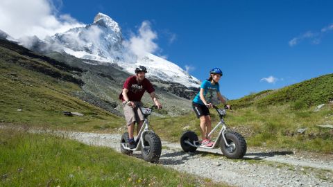 Trottinett fahren beim Matterhorn