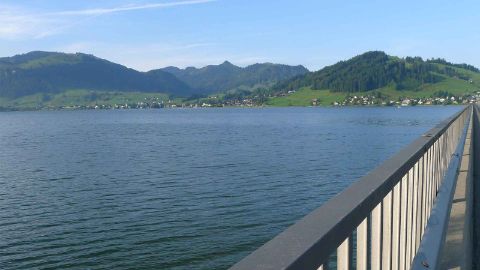 Vista dalla diga sul lago e sulla riva con i suoi piccoli villaggi
