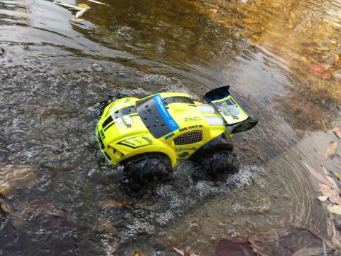 Ferngesteuertes Auto im Wasser Ferngesteuertes Auto im Wasser