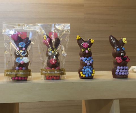 Lapins de Pâques en chocolat décorés avec des smarties et des fleurs en sucre Lapins de Pâques en chocolat décorés avec des smarties et des fleurs en sucre