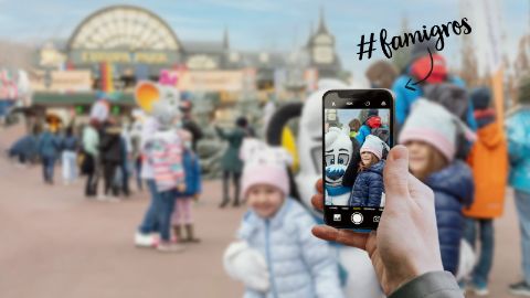 Ein Bild wird mit Smartphone von zwei kleinen Mädchen gemacht, vor Europa-Park Kulisse