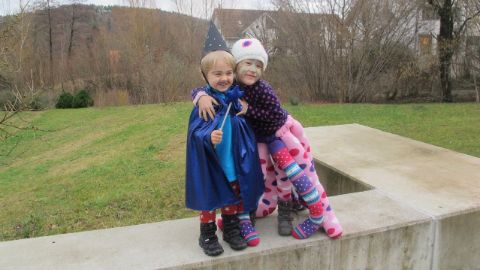 Due bambini mascherati da mago e da piovra colorata