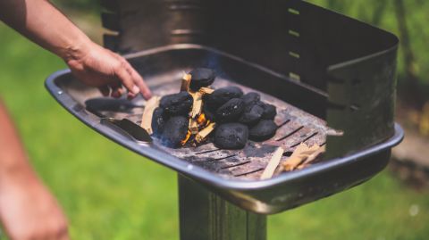 Erste Schritte zum Anzünden eines Holzkohlegrills Erste Schritte zum Anzünden eines Holzkohlegrills