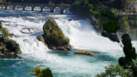 Vue aérienne des chutes du Rhin à Schaffhouse avec bateau de plaisance