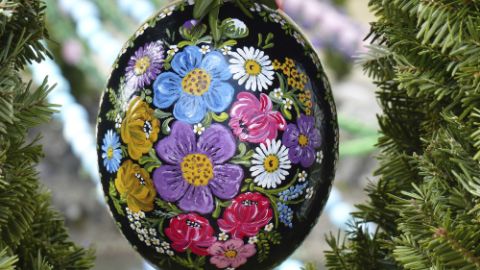 Œuf de Pâques orné de fleurs peintes