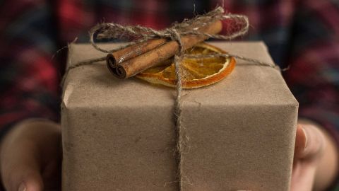 Cadeau décoré avec des rondelles d’orange et des bâtons de cannelle