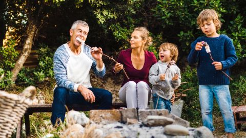 Famiglia che griglia nel bosco Famiglia che griglia nel bosco