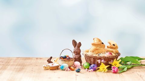 Nid de Pâques avec lapins en chocolat, œufs et petits gâteaux de Pâques