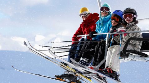 Famiglia sullo skilift con attrezzatura da sci Famiglia sullo skilift con attrezzatura da sci
