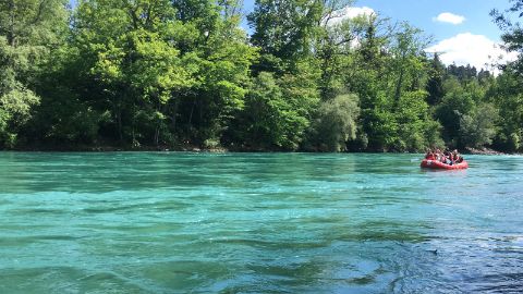 Canot pneumatique rouge sur l’Aar