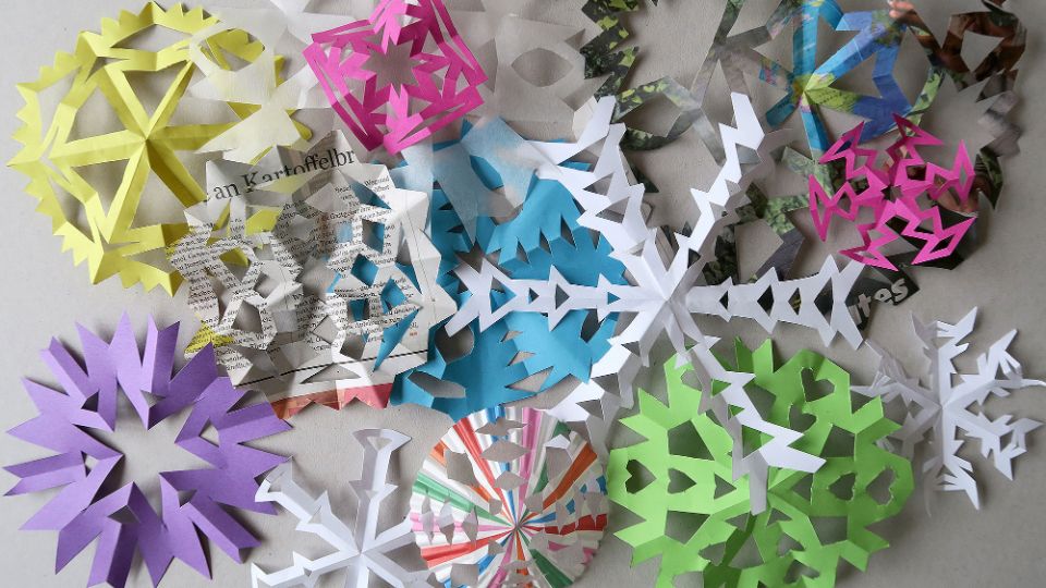Scherenschnitt in 3D - eine einfache Schneeflocke | Famigros