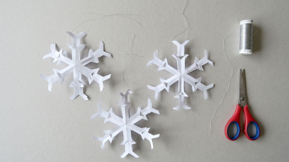 Scherenschnitt in 3D - eine einfache Schneeflocke | Famigros