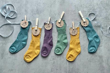 Riempire i calzini e appenderli a uno spago lungo. Riempire i calzini e appenderli a uno spago lungo.