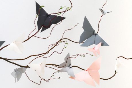Origami Schmetterlinge auf einem Ast