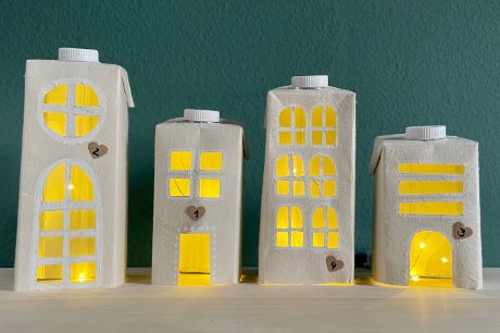 Illuminare la corona dell'Avvento fatta con i cartoni del latte. Illuminare la corona dell'Avvento fatta con i cartoni del latte.