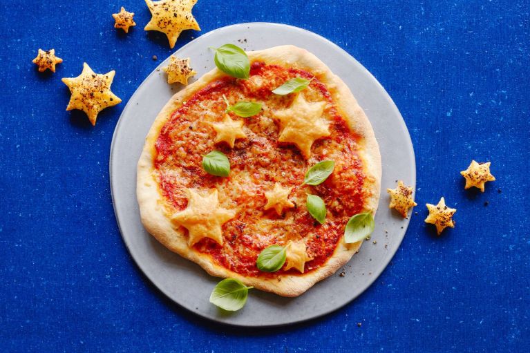 Pizza avec étoiles en pâte feuilletée