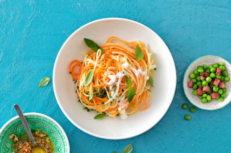 Spaghetti avec spirales de carottes et sauce au fromage frais