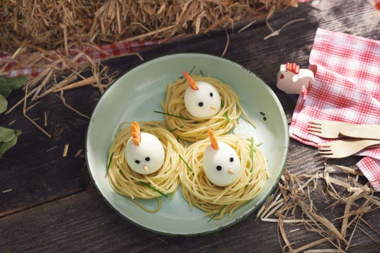 Petites poules dans leur nid