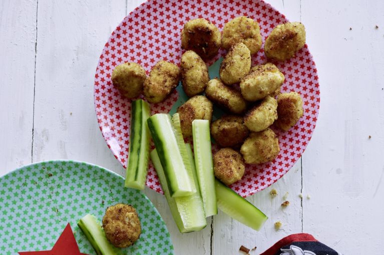 Kleine Poulet-Nuggets mit Gurken