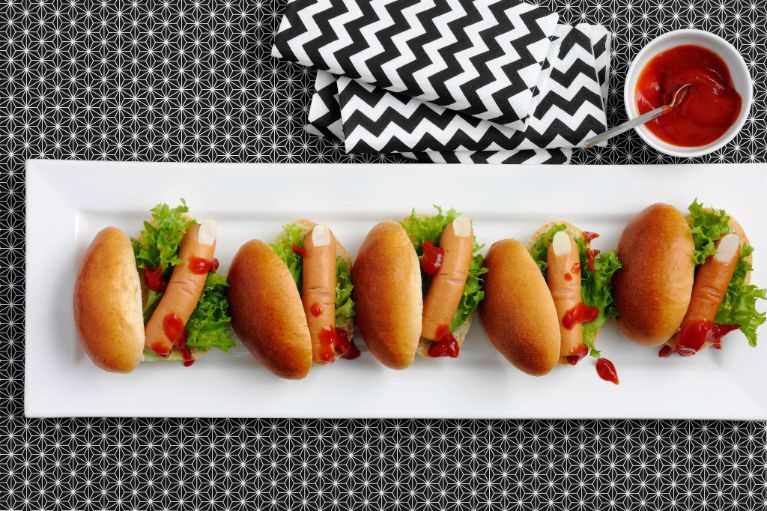 Hot-dog au doigt sanguinolent