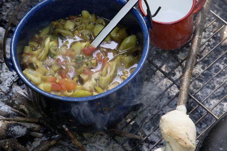 Soupe de légumes au feu de bois