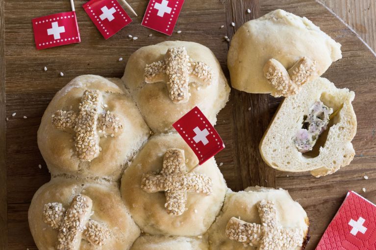 1.-August-Brot mit Brät und Käse