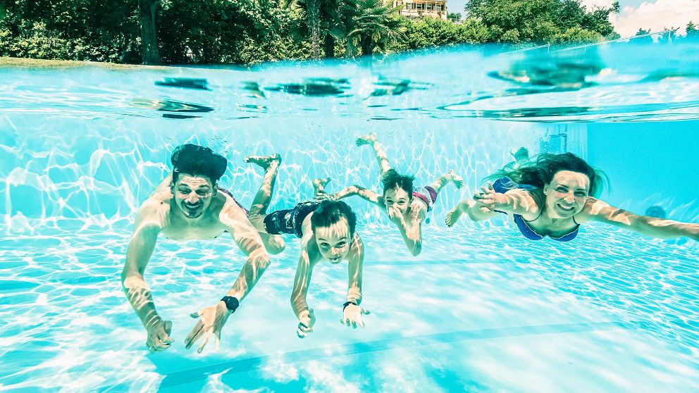 Familie taucht im Pool