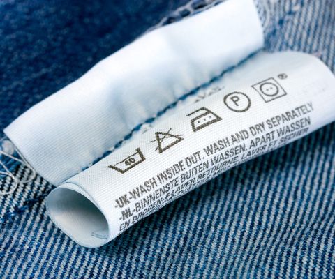 L'etichetta per il lavaggio di un paio di jeans
