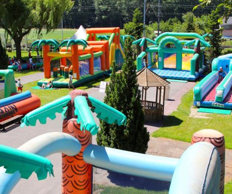 Parco giochi per bambini con grandi castelli gonfiabili colorati