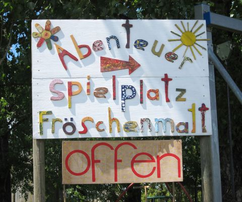 Farbiges Schild "Abenteuerspielplatz Fröschenmatt"