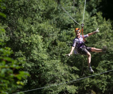Un visitatore è appeso alle corde dell'Adventure Park Adelboden