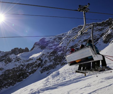 Sessellift im sonnigen Skigebiet Airolo