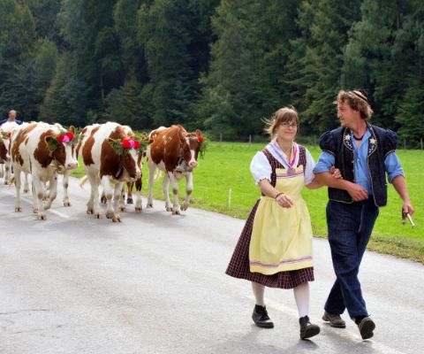 Homme et femme dirigeant les vaches lors de la désalpe de Charmey