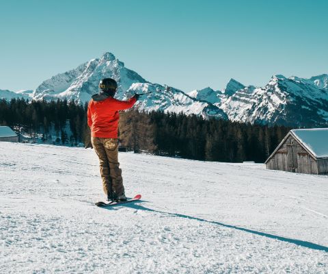 Faire du ski en profitant de la belle vue à Amden