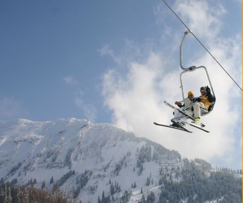 Les joies conviviales du ski dans le domaine skiable d’Amden-Arvenbüel