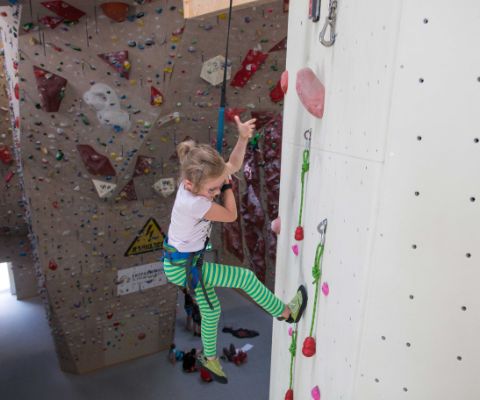 Mädchen klettert in der Aranea Kletterwelt in Schaffhausen 