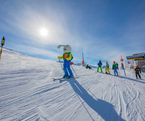 Kinder haben Spass im Skigebiet Axalp